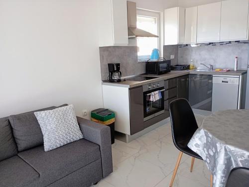 Charming 2-Bed Apartment in Okrug Gornji