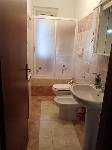 a bathroom with a toilet and a sink at Casa Teresa in Gioiosa Marea