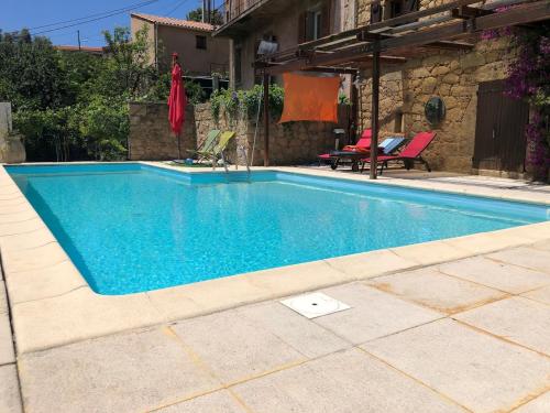 une piscine au milieu d'une maison dans l'établissement Traditional Corsican house with private swimming pool, à Cauro