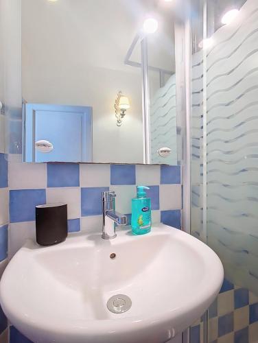 une salle de bain avec un lavabo blanc et un miroir dans l'établissement Le Sienna, Maison des Artistes, Vue, Rooftop, à Cotignac