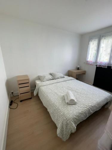 une chambre avec un lit avec un chapeau dessus dans l'établissement 3chambre 90m2 paking, à Vitry-sur-Seine