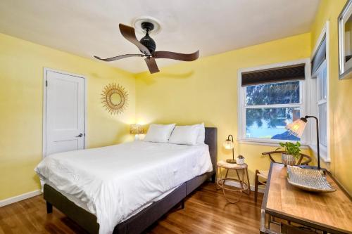 une chambre avec un lit et un ventilateur de plafond dans l'établissement Walk 2 Beach, EV Charger, Outdoor Dining, 2 Units, à Carlsbad