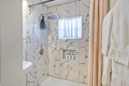 une salle de bain avec une douche avec des toilettes et un lavabo dans l'établissement Walk 2 Beach, EV Charger, Outdoor Dining, 2 Units, à Carlsbad