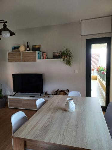 a wooden table in a living room with a television at A casa da Piruleta in Bueu