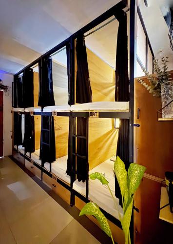 Postel nebo postele na pokoji v ubytování Tagpo Capsule Hostel