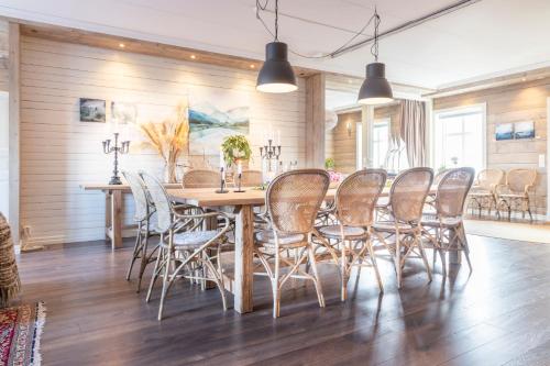 a dining room with a table and chairs at Segelmakeriet in Marstrand