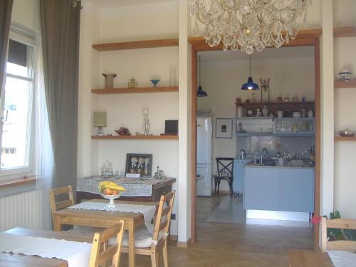 une cuisine et une salle à manger avec une table et un lustre dans l'établissement Agli Abbaini, à Vérone