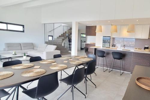 une cuisine et un salon avec une table et des chaises dans l'établissement House 5p with garden in the heart of Saint-Raphaël, à Saint-Raphaël