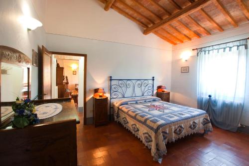 a bedroom with a bed and a sink and a mirror at Agriturismo Il Fienile in Montepulciano