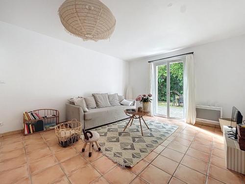 un salon avec un canapé et une table dans l'établissement Maison bourg de Saint Pierre Oleron, à Saint-Pierre-dʼOléron