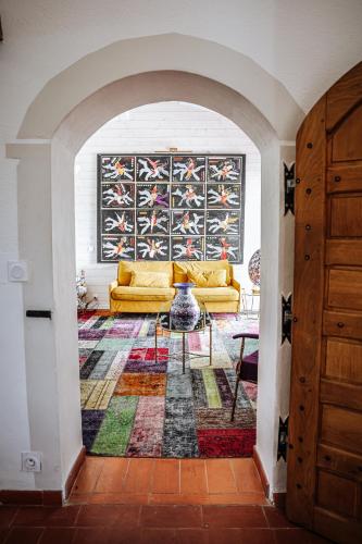 un salon avec un canapé et une table dans l'établissement Le Mazet de cacharel, à Maguelonne-la-Sauvage