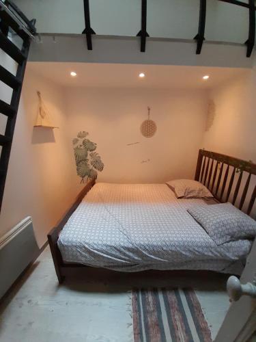 une chambre avec un lit dans une pièce dans l'établissement Escale Voltaire T2 au calme, CV, WIFI, à Narbonne