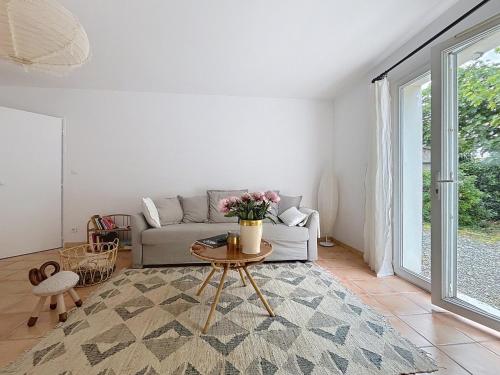 un salon avec un canapé et une table dans l'établissement Maison bourg de Saint Pierre Oleron, à Saint-Pierre-dʼOléron
