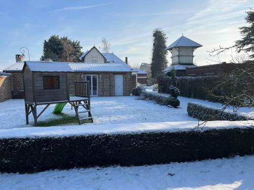 une niche dans la neige avec un château d'eau dans l'établissement Gîte du petit jardin, à Annois