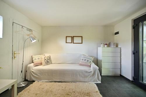 Una cama o camas en una habitación de Sip & Sleep - A Vineyard Microhome Experience