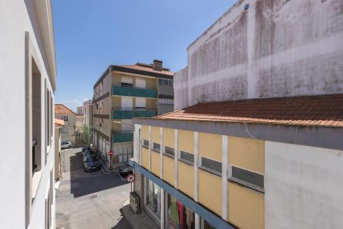 an overhead view of an alley between two buildings at Peniche Hideout in Peniche