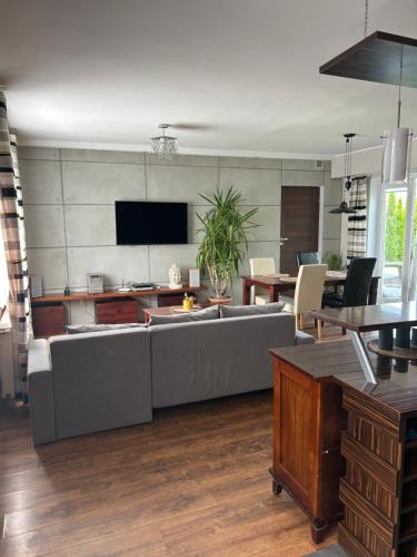 Uroczy apartament z ogrodem