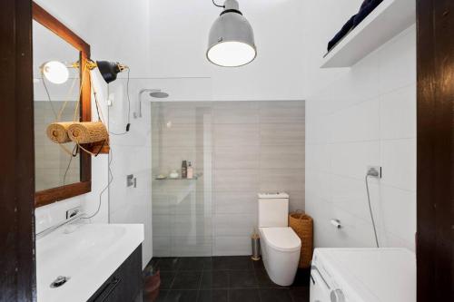 un bagno bianco con un water e un lavandino di Fremantle Character Cottage a Fremantle