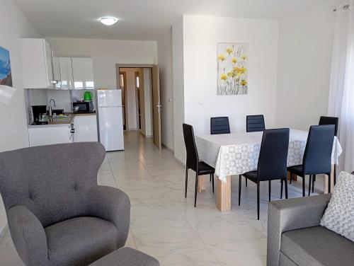 Immaculate 2-Bed Apartment in Okrug Gornji