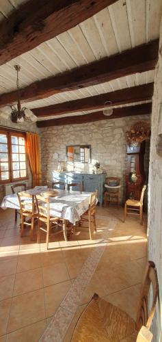 une salle à manger avec une table et quelques chaises dans l'établissement Bastide le Seigneur, à Sault
