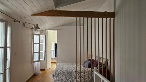 - une chambre avec un lit et un lit bébé dans l'établissement Belle maison centre ville La Rochelle, à La Rochelle