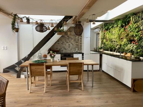 une salle à manger avec une table et des plantes dans l'établissement Duplex with Terrace Bordeaux - Light & View, à Bordeaux