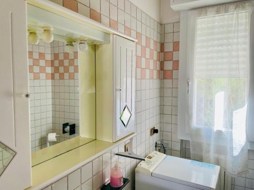 Ένα μπάνιο στο Sirmione bliss Your residence with pool, next to Terme Virgilio