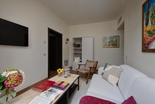 TV a/nebo společenská místnost v ubytování Poggio Paradiso Resort & Spa