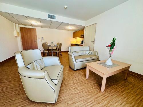 un salon avec deux chaises et une table basse dans l'établissement Spacieux T2 à proximité des Grands Buffets, à Narbonne