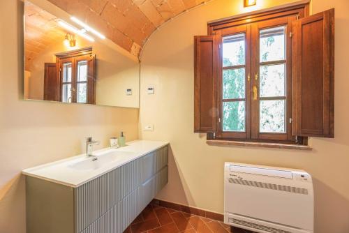 un baño con lavabo y espejo en Windrose La Casa degli Angeli, en Montaperti