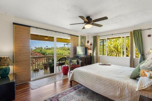 una camera da letto con un letto e una grande finestra di 2 Mi to Hana Hwy Haiku Home with Ocean Views! a Haiku