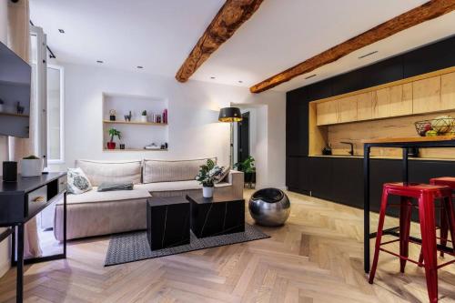 un salon avec un canapé et une table dans l'établissement Appartement de charme en plein coeur du vieux Nice, à Nice