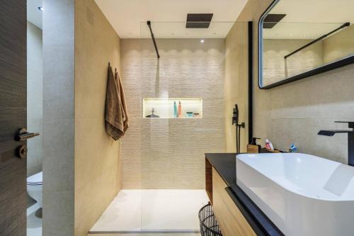 une salle de bain avec un lavabo blanc et une douche dans l'établissement Appartement de charme en plein coeur du vieux Nice, à Nice