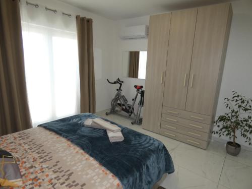Ένα ή περισσότερα κρεβάτια σε δωμάτιο στο Terrace View - Stylish 2 Bedrooms Penthouse AC-WIFI