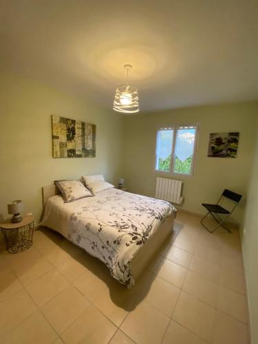 - une chambre avec un lit et une lumière dans l'établissement Gîte les Clairieres - Piscine, Climatisation, à Cauzac