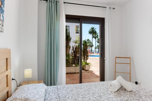 En eller flere senge i et værelse på Beach apartment in La Duquesa Marina