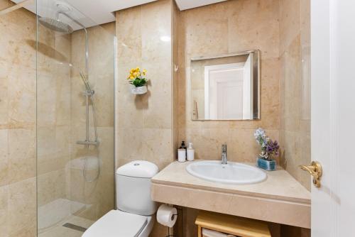 Et badeværelse på Beach apartment in La Duquesa Marina