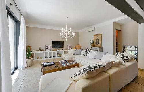 a living room with white furniture and a chandelier at Amazing Home In Vedène in Vedène