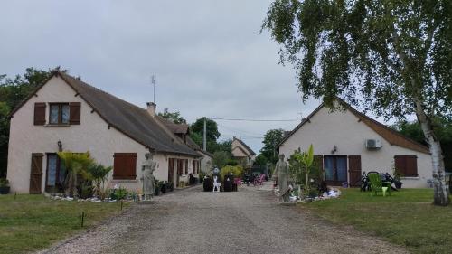 a village with two white houses and a dirt road at Maison N 2 Du Bas Coudreau in Rosnay