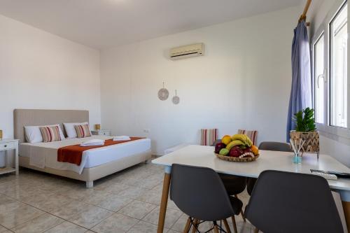 Ένα ή περισσότερα κρεβάτια σε δωμάτιο στο Sandy Steps Beachfront Apartments