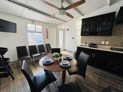 a kitchen and dining room with a table and chairs at Casa Jacaranda Business Lodge 7 Suites Cowork Terrace in Irapuato