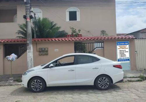 a white car parked in front of a house at Apartamento Aracruz ES in Aracruz