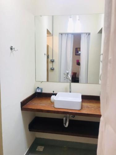 Bilik mandi di Pousada Quinta dos Doges