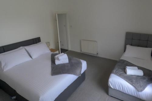 Postel nebo postele na pokoji v ubytování Halifax Hideaway - Free Parking