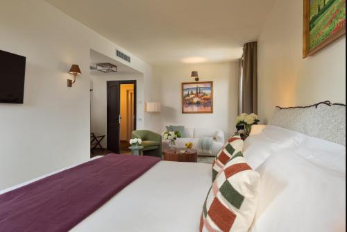 Postel nebo postele na pokoji v ubytování Poggio Paradiso Resort & Spa