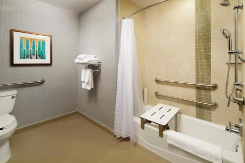 Kylpyhuone majoituspaikassa Hyatt Place Lubbock