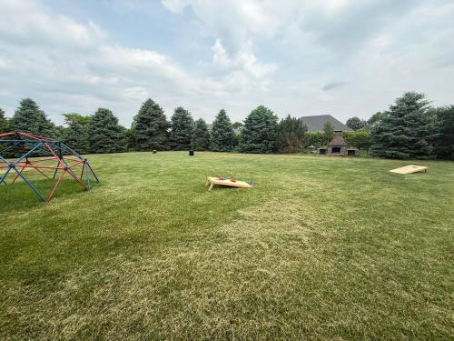 Zona de juegos infantil en Tranquil Escape on 1 Acre Near Eagle Creek