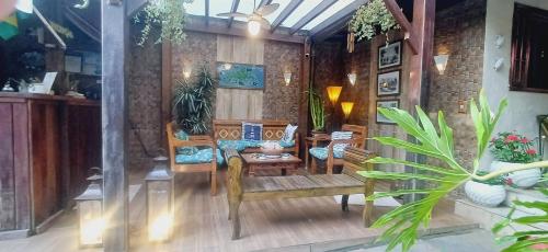 a living room with a table and chairs at Pousada Horizonte dos Borbas in Abraão