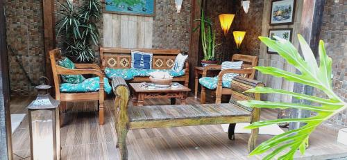 a patio with furniture and a table and chairs at Pousada Horizonte dos Borbas in Abraão