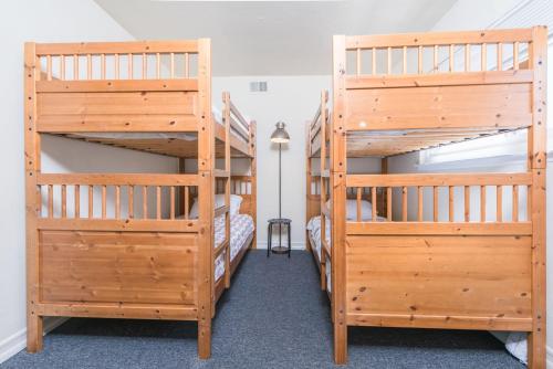 Postel nebo postele na pokoji v ubytování Pet-Friendly 4Br Oceanview Getaway Steps From 35Th St Beach By Beachview Rentals